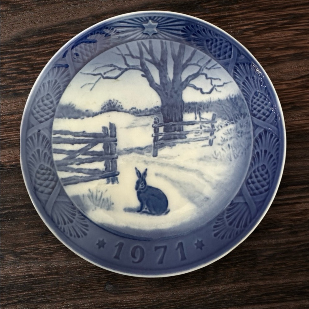 Royal Copenhagen
Denmark ClXMas
Plate 1971 Hare I
Vinterlandskab Hare
In Winter